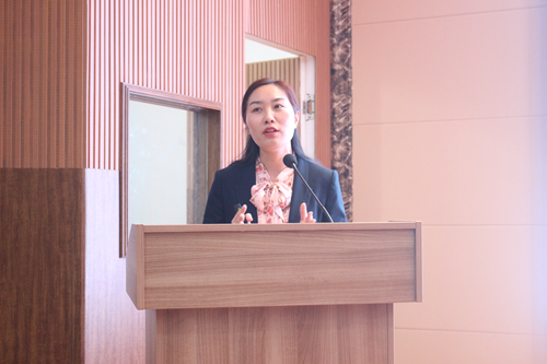 新瑞鹏宠物医疗集团副总裁李丽、北京宠爱国际动物医院总经理李雪分别作专题报告